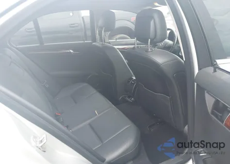 2010 Mercedes-Benz C 300 Luxury 4Matic z USA, uszkodzony, nr VIN WDDGF8BB5AR127811